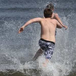 Junge Leute laufen in die Ostsee. Gerade wurde eine Infektion mit sogenannten Vibrionen nachgewiesen. (Symbolbild)