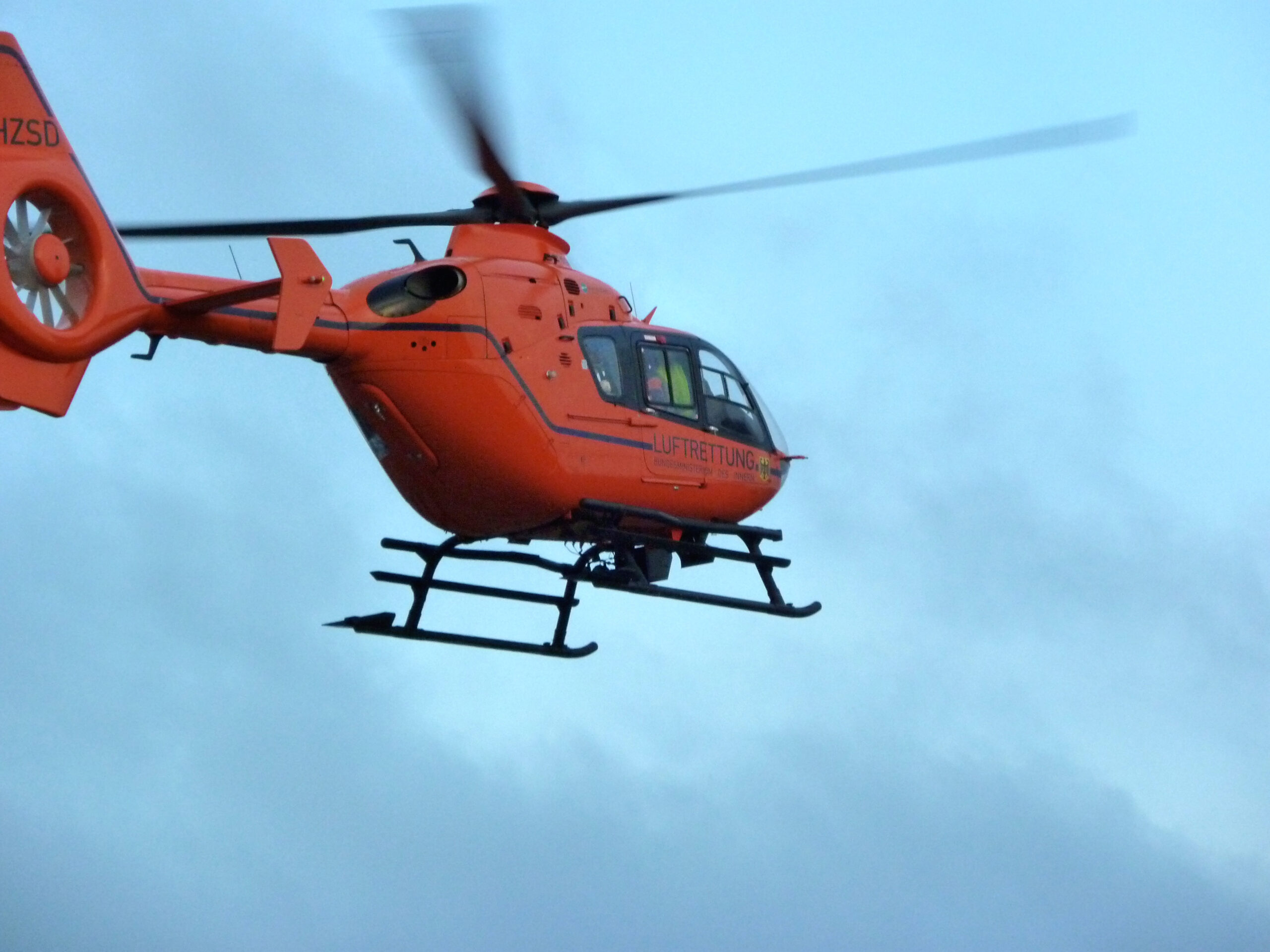 Ein Rettungshubschrauber im Einsatz (Archivbild).