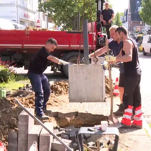 Bauarbeiter haben am Mittwoch 13 neue Poller auf der Waitzstraße installiert.