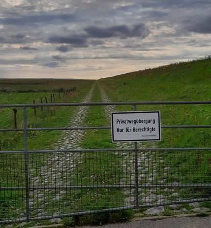 Das Schild am Hindenburgdamm zeigt ganz klar: Betreten verboten.