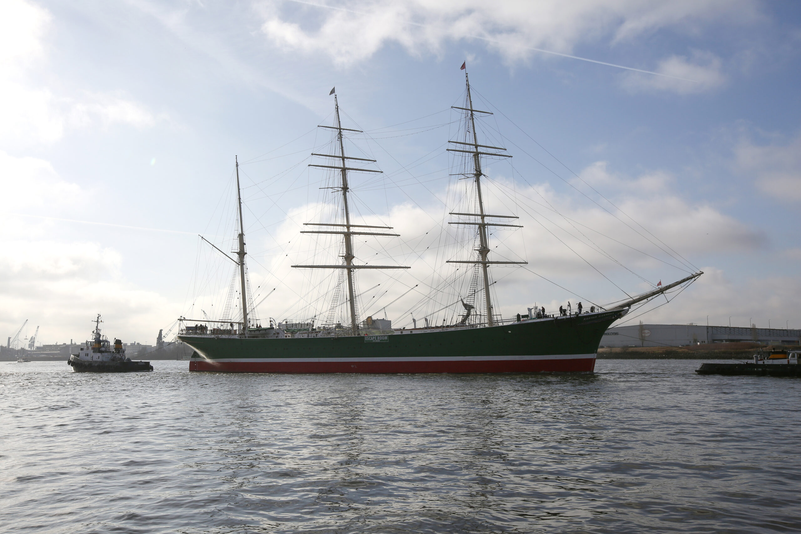 Von Schleppern gezogen fährt das Museumsschiff «Rickmer Rickmers» auf der Elbe im Hamburger Hafen zu einem Liegeplatz der Werft