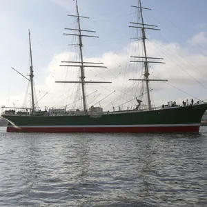 Von Schleppern gezogen fährt das Museumsschiff «Rickmer Rickmers» auf der Elbe im Hamburger Hafen zu einem Liegeplatz der Werft