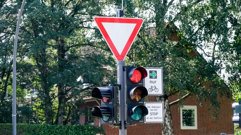 Auch an der Kreuzung Boltenhagener Straße / Scharbeutzer Straße wurde das Verkehrszeichen montiert.