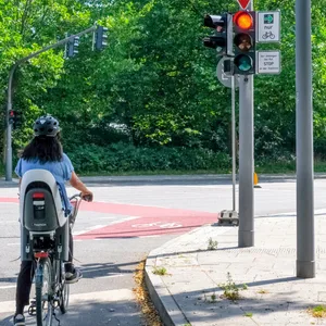 Den Grünen Pfeil für Ralder gibt es jetzt auch in Hamburg: Am Donnerstag wurde er an der Kreuzung Neusurenland/ Berner Heerweg angebracht.