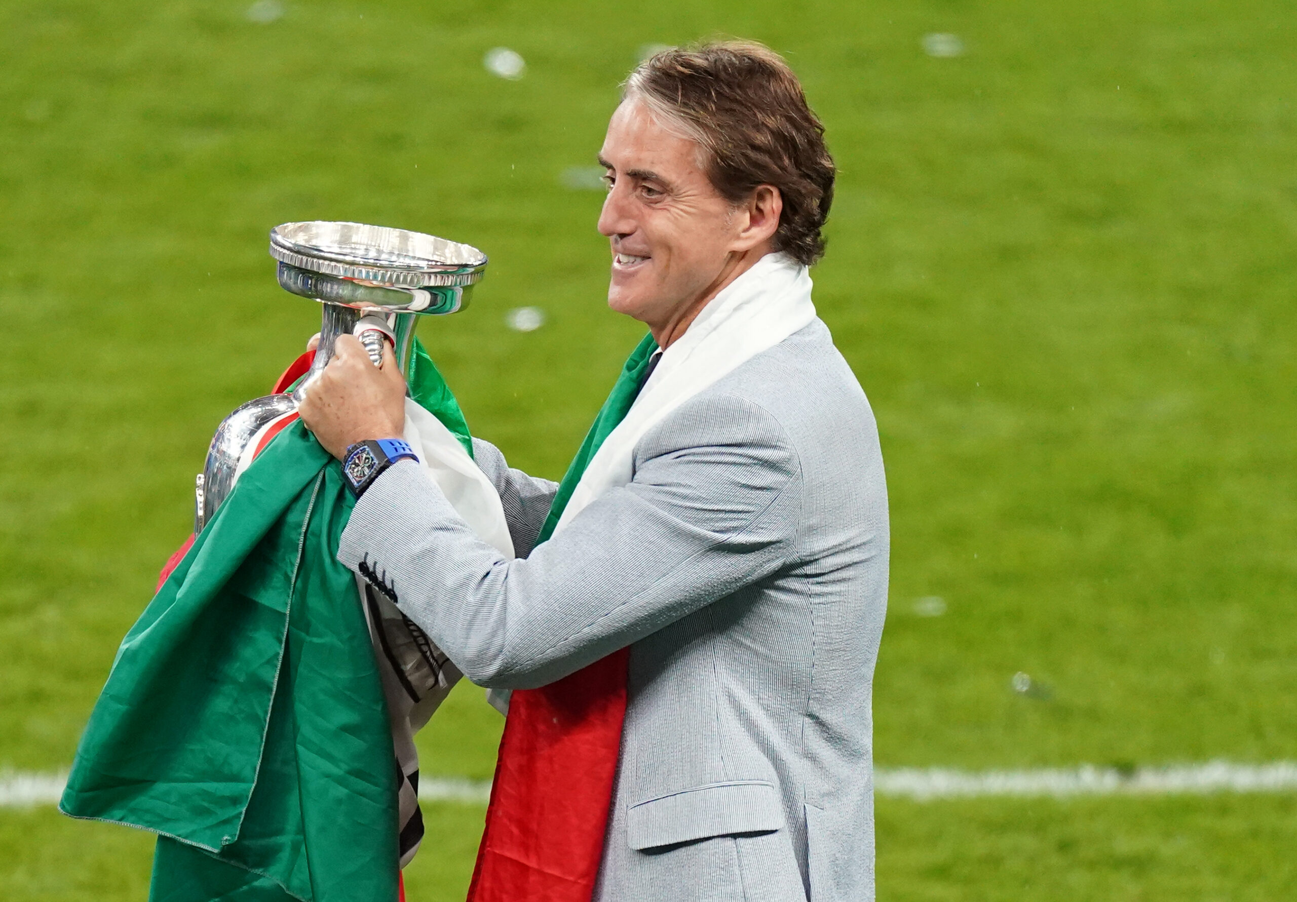 Roberto Mancini 2021 mit EM-Pokal