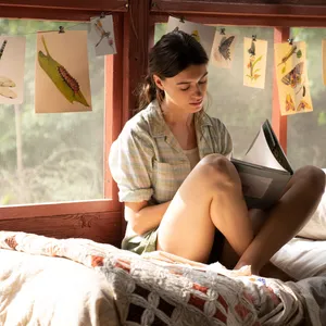 Szene aus dem Film, Hauptdarstellerin lesend auf einem Bett