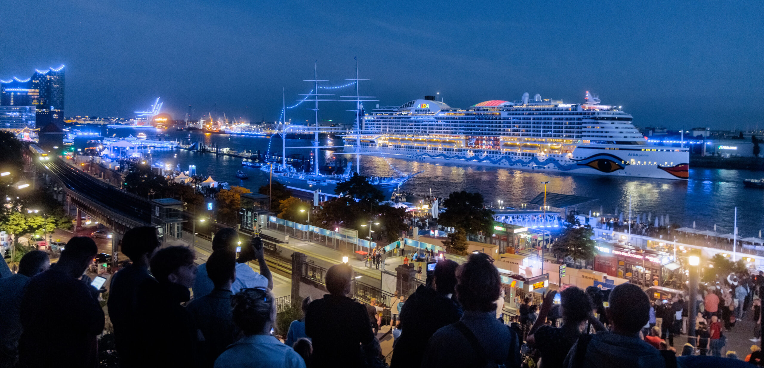 Hafenanlagen, Gebäude und Schiffe sind im Rahmen der Kunstaktion Blue Port bei den Cruise Days mit blauem Licht illuminiert. (Archivbild)