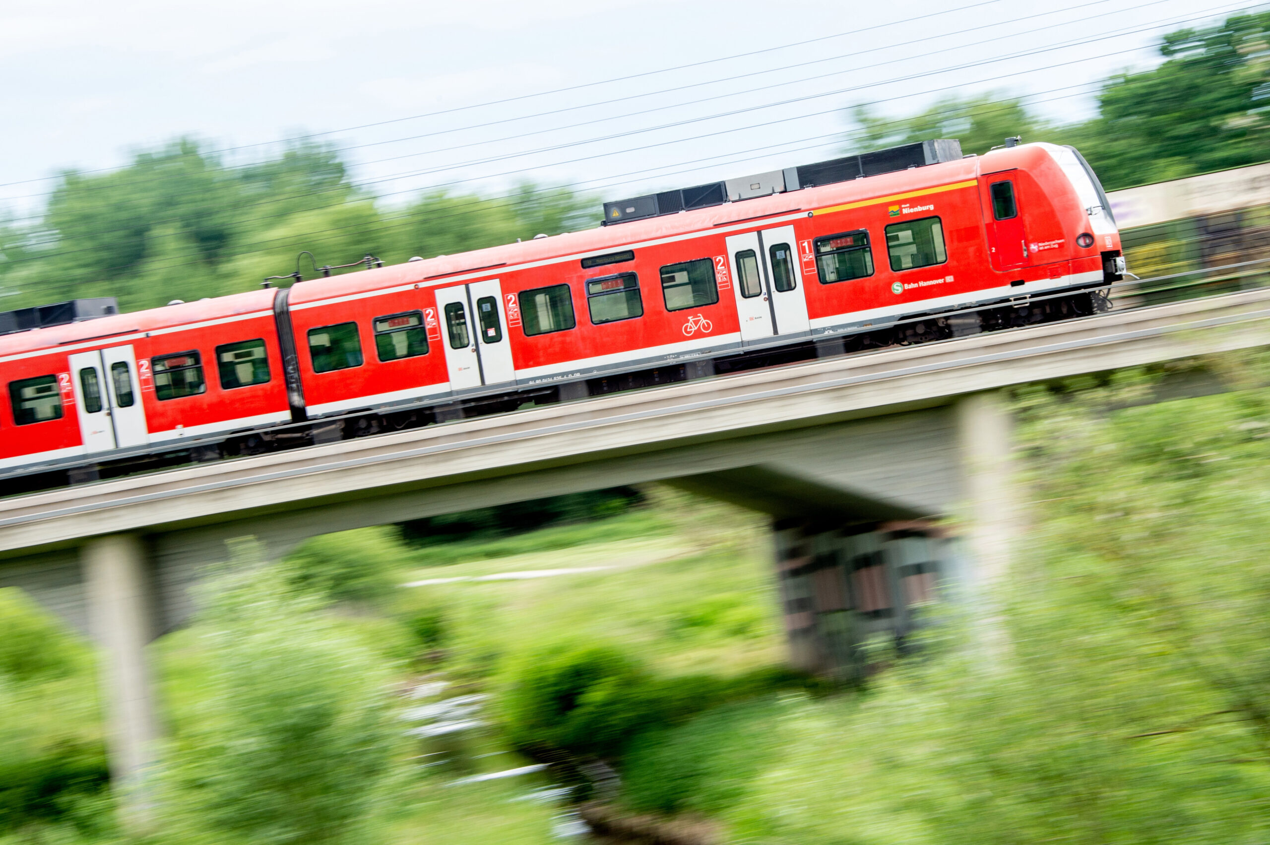 Eine S-Bahn fährt über eine Brücke.