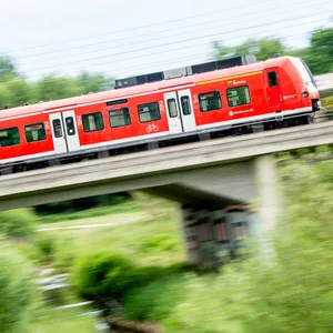 Eine S-Bahn fährt über eine Brücke.