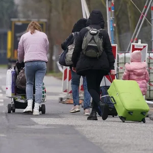 Ukrainische Flüchtlinge verlassen mit ihrem Gepäck die Flüchtlingsunterkunft im ehemaligen Fegro Großmarkt im Stadtteil Harburg