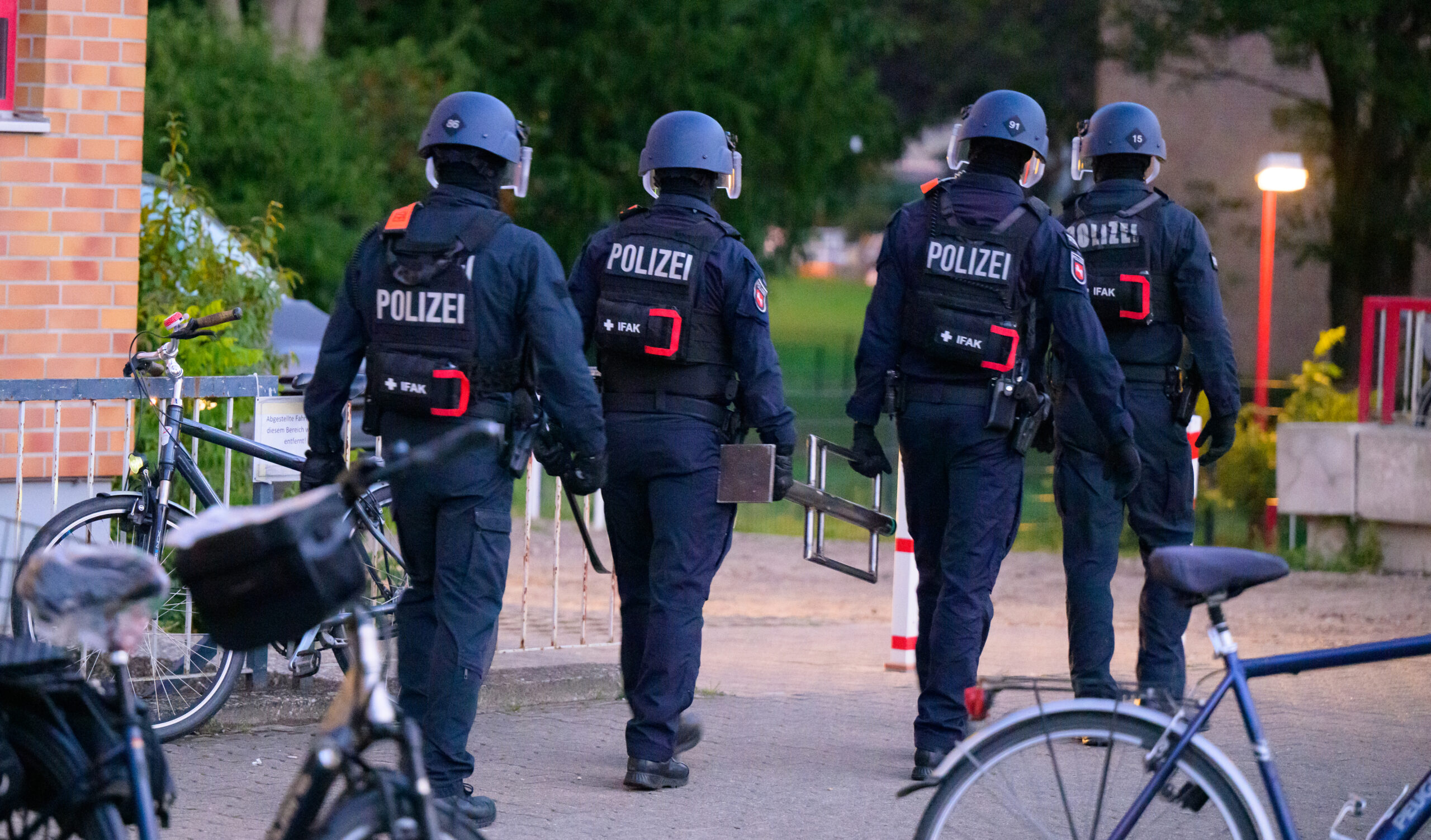 Polizisten im Einsatz bei einer Razzia wegen Clan-Kriminalität in Niedersachsen. (Archivbild)