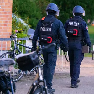 Polizisten im Einsatz bei einer Razzia wegen Clan-Kriminalität in Niedersachsen. (Archivbild)