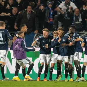 Die HSV-Fans und Profis feiern Ransford Königsdörffers Siegtreffer 2022 in Hannover
