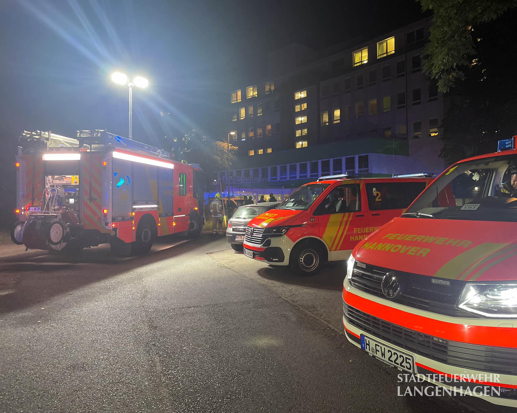 Feuerwehr und Rettungsdienst im Einsatz vor einer Klinik in Langenhagen bei Hannover.