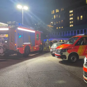 Feuerwehr und Rettungsdienst im Einsatz vor einer Klinik in Langenhagen bei Hannover.