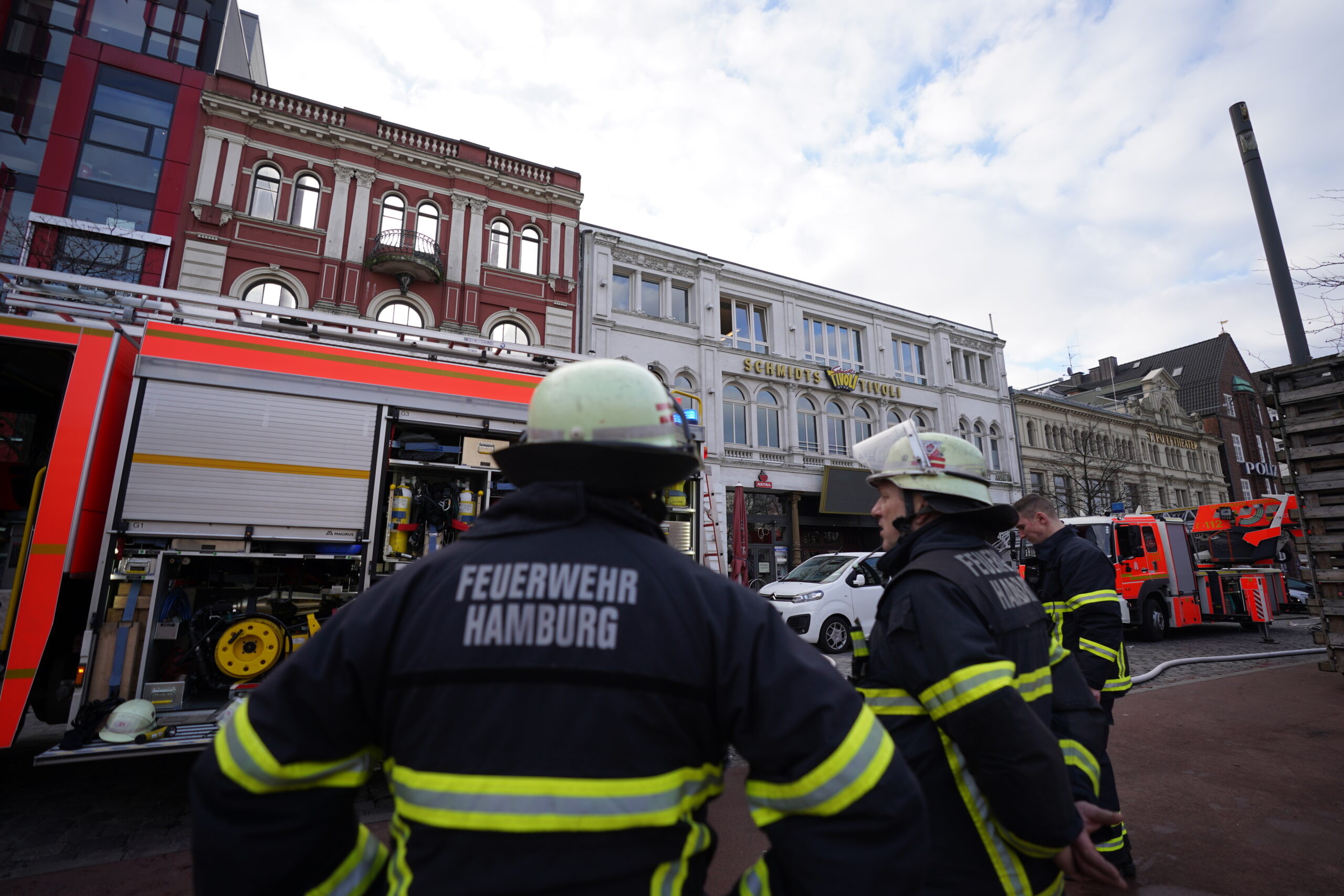 Einsatzkräfte der Feuerwehr stehen während eines Brands vor einem Theatergebäude auf der Reeperbahn. (Symbolbild)