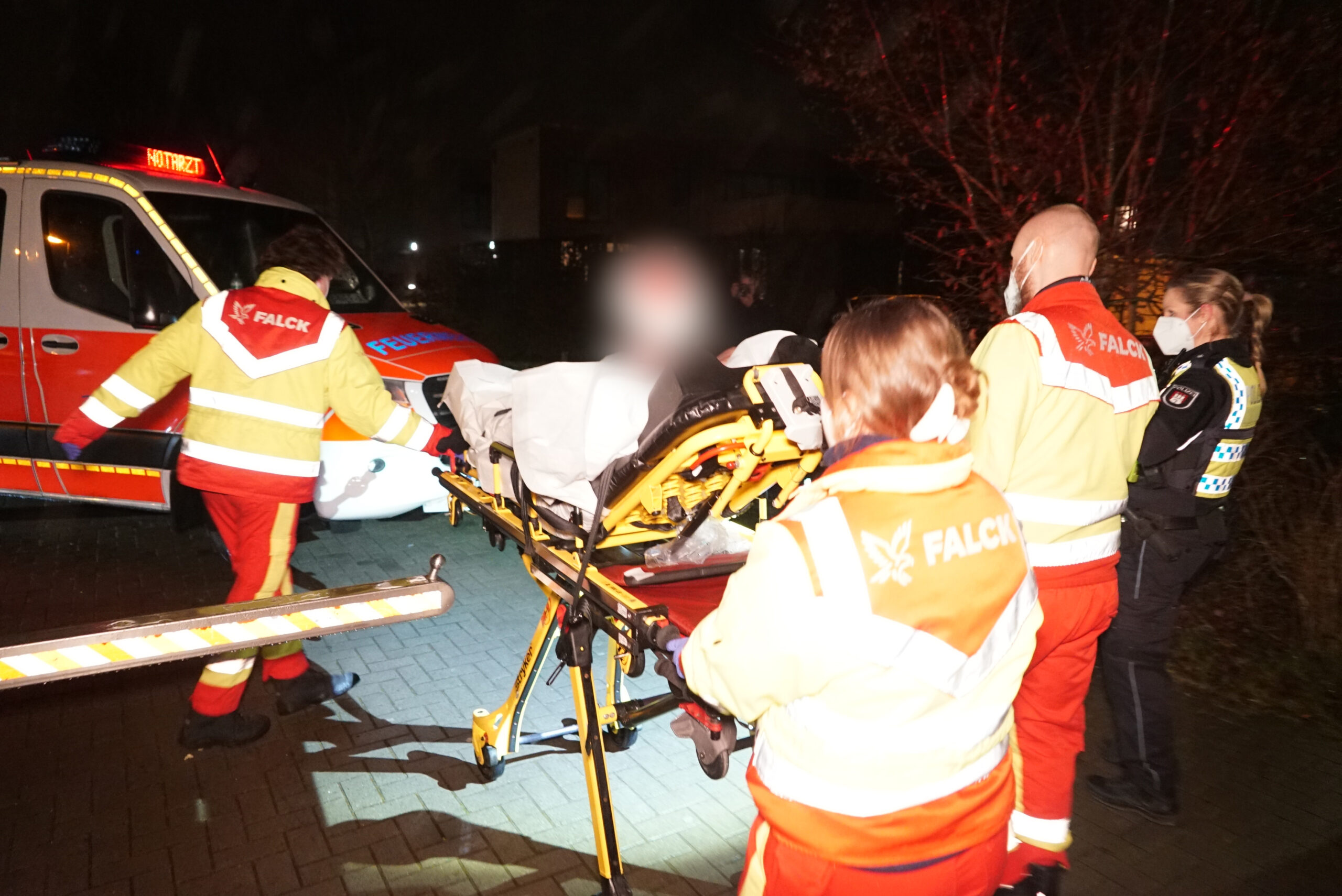 Rettungskräfte versorgen einen bei der Auseinandersetzung verletzten Mann. Der attackierte Ukrainer verstarb noch in der Tatnacht. Nun müssen sich die beiden mutmaßlichen Angreifer vor dem Landgericht Hamburg verantworten. (Archivbild)