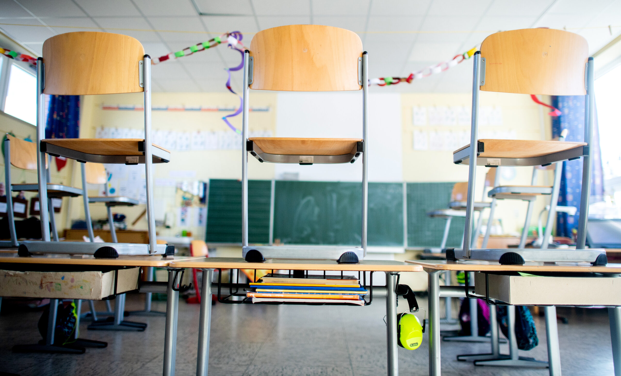Stühle stehen nach Schulschluss auf den Tischen in einem Unterrichtsraum einer Grundschule. (Symbolbild)