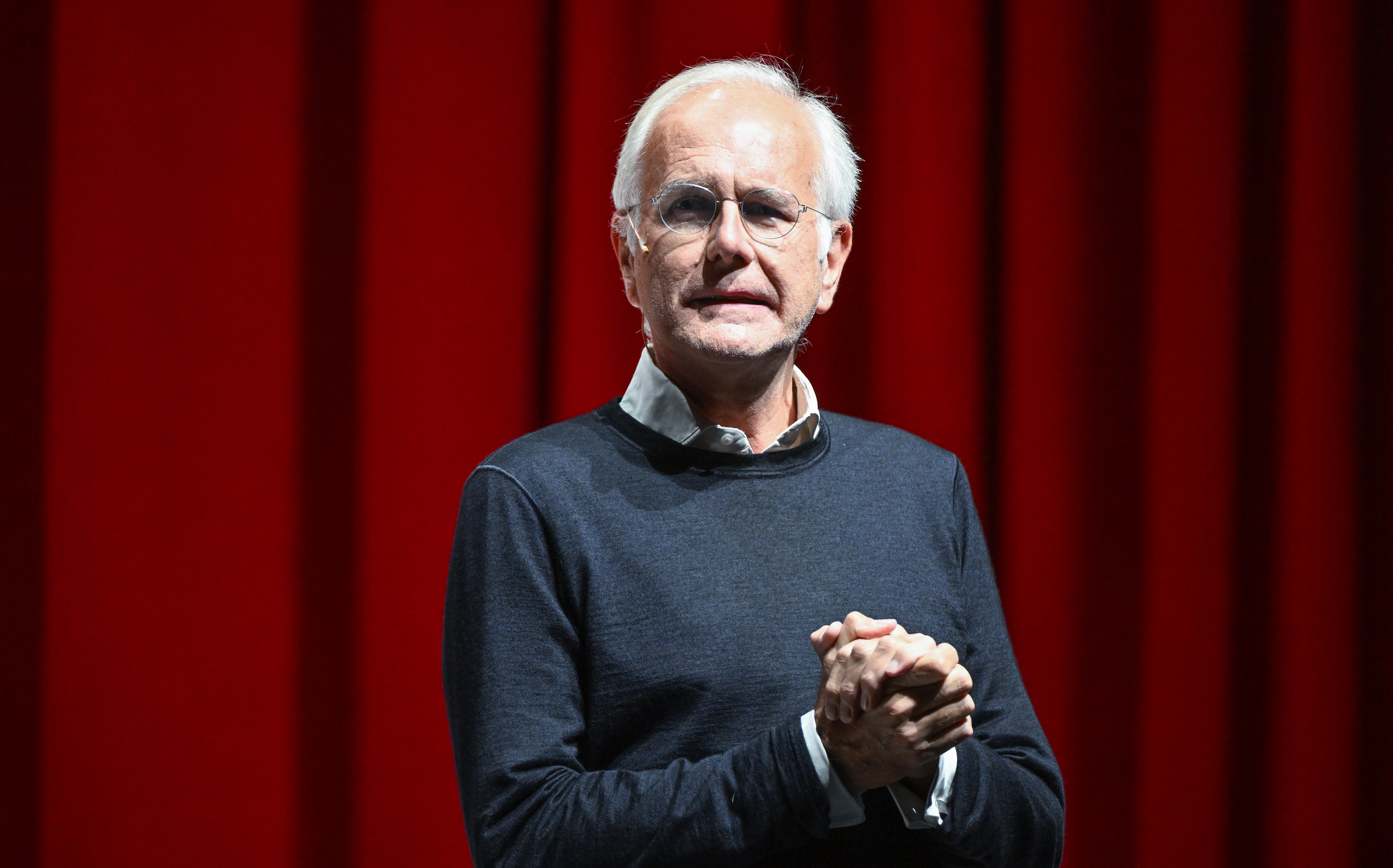 Harald Schmidt vor rotem Vorhang