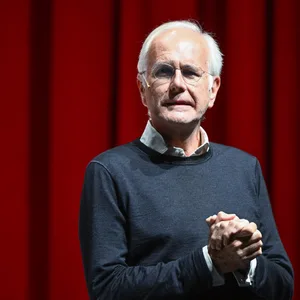 Harald Schmidt vor rotem Vorhang