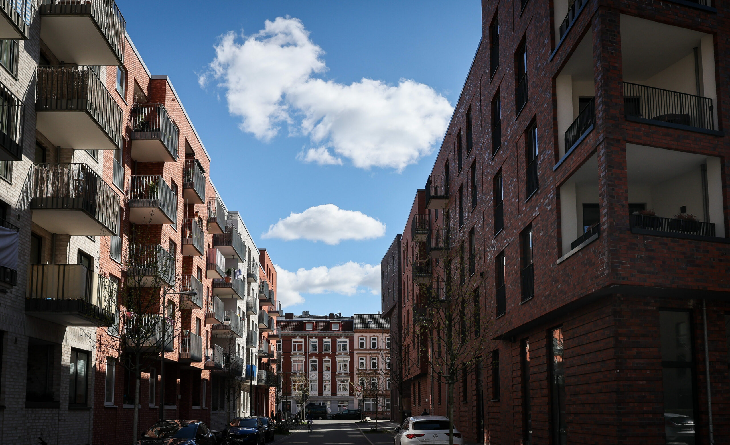 Blick durch eine Straße mit neuen Wohnhäusern in Hamburg.