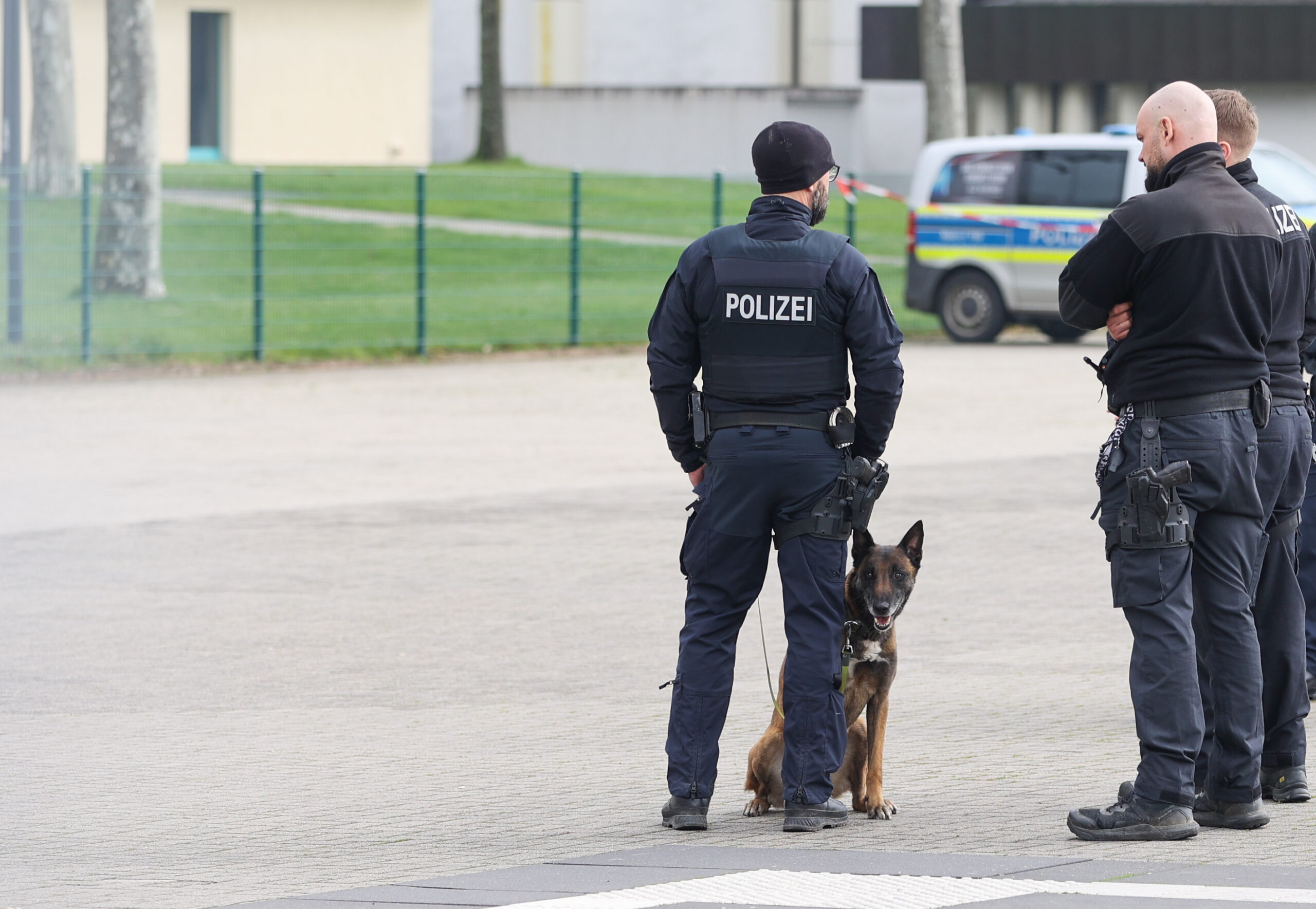 Ein Polizist mit einem Spürhund