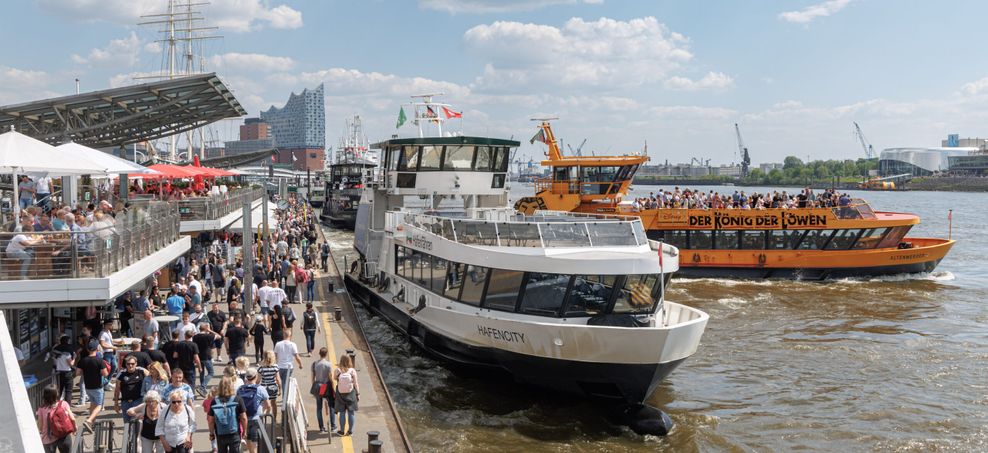 Die Seefrauenparade startet an den Landungsbrücken.