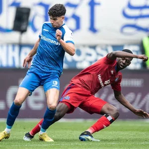 Magdeburgs Daniel Elfadli im Duell mit HSV-Profi Elijah Krahn