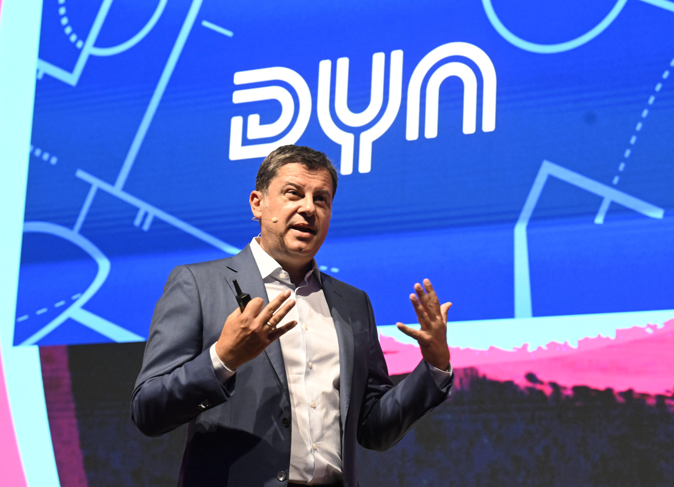 Christian Seifert vor Dyn-Logo