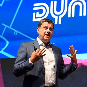 Christian Seifert vor Dyn-Logo