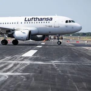 Flugreisen lässt die Deutschen so einiges kosten. Warum sich das wohl länger nicht ändern wird. (Symbolbild)