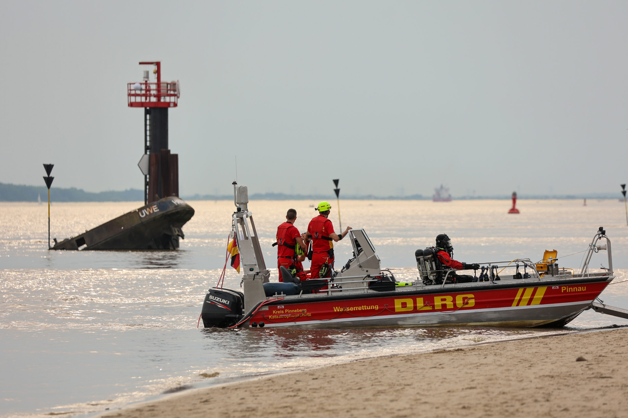 Ein Rettungsboot des DLRG vorm Falkensteiner Ufer in Blankenese. Nach zwei tödlichen Badeunfällen in kurzer Folge ist eine Diskussion um die Sicherheit in der Elbe entbrannt.