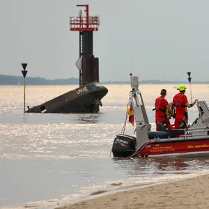 Ein Rettungsboot des DLRG vorm Falkensteiner Ufer in Blankenese. Nach zwei tödlichen Badeunfällen in kurzer Folge ist eine Diskussion um die Sicherheit in der Elbe entbrannt.
