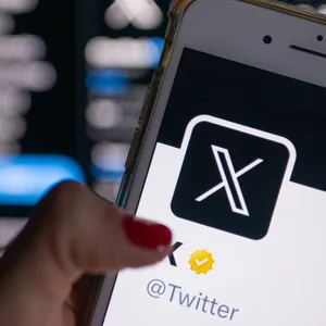 Auf einem Smartphone ist die App X (ehemals Twitter) geöffnet.