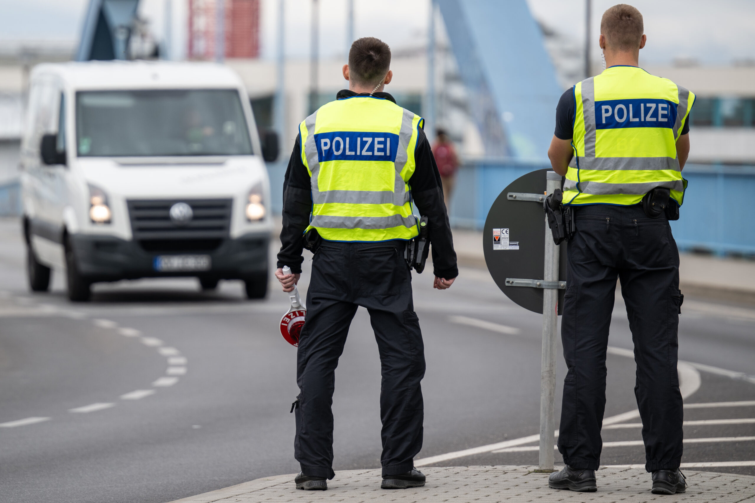 Zwei Polizisten stehen an der deutsch-polnischen Grenze. (Symbolbild)