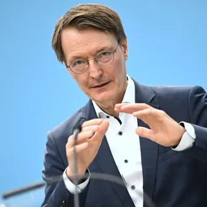 Bundesgesundheitsminister Karl Lauterbach (SPD) spricht auf einer Pressekonferenz