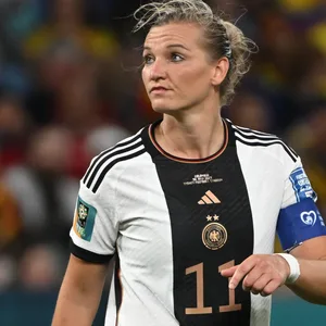 Alexandra Popp guckt unzufrieden während des Spiels gegen Kolumbien.