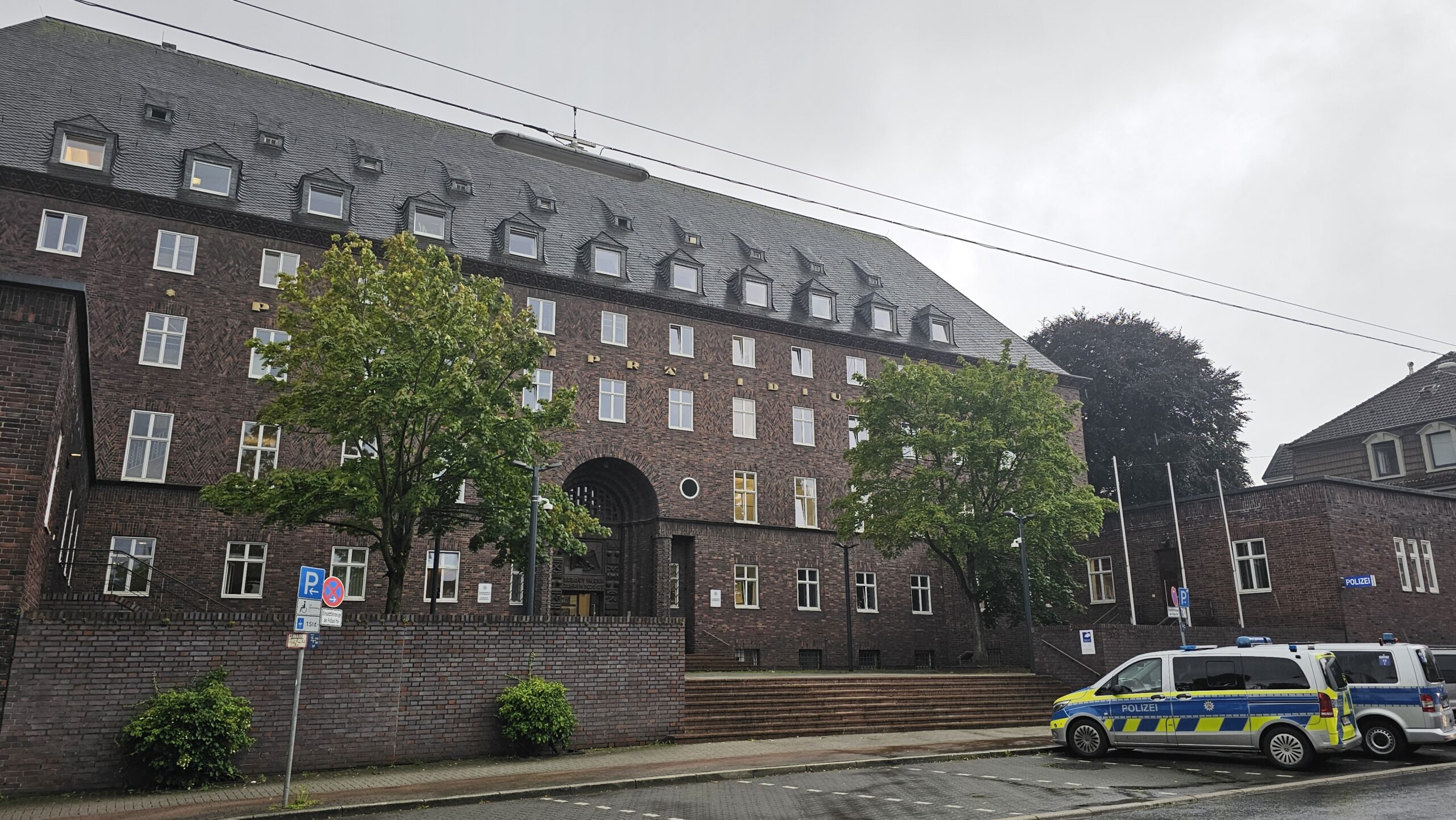 Ein Blick auf das Polizeipräsidium Recklinghausen. Drei der Beschuldigten sollen dort gearbeitet haben.