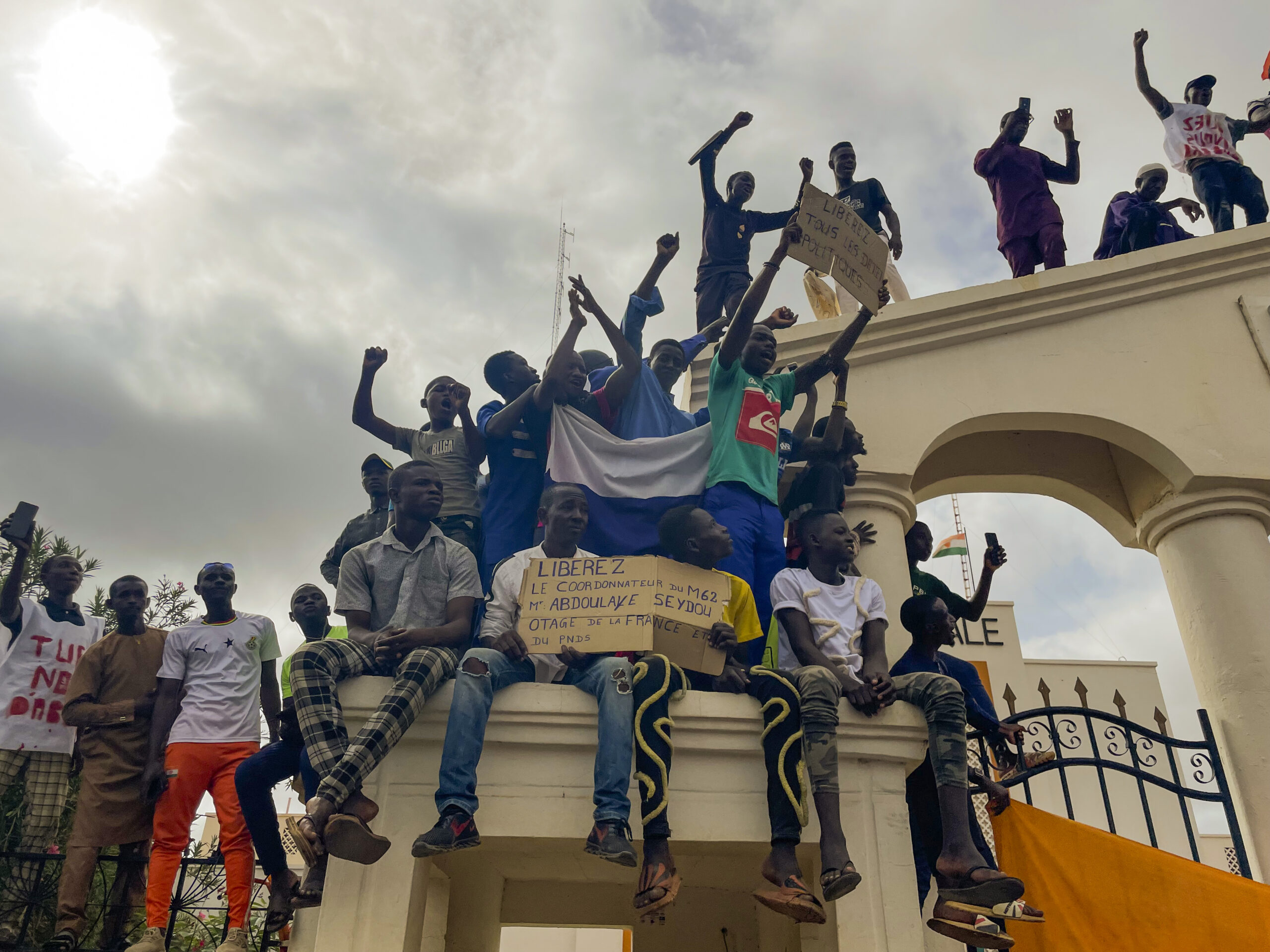 Anhänger von Nigers regierender Junta haben sich vor wenigen Tagen zu einer Demo für die Freiheit des Landes versammelt.