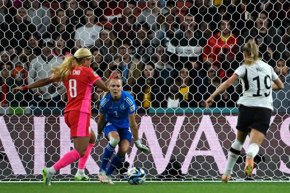 Cho erzielt gegen Merle Frohms das 1:0 für Südkorea.