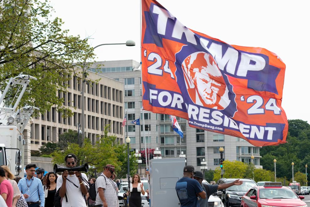 Anhänger des ehemaligen US-Präsidenten Trump in der Nähe des E. Barrett Prettyman U.S. Federal Courthouse.