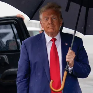 Der ehemalige Präsident Donald Trump geht auf Reporter zu, bevor er am Ronald Reagan Washington National Airport sein Flugzeug besteigt, nachdem er vor Gericht auf „nicht schuldig“ plädiert hat.