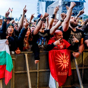 Besucher des Wacken Open Air Festival feiern vor den Bühnen im sogenannten «Infield»