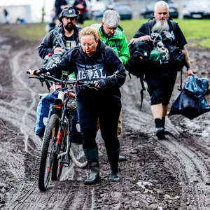 Festivalbesucher verlassen das verschlammte Campinggelände des Wacken Open Air