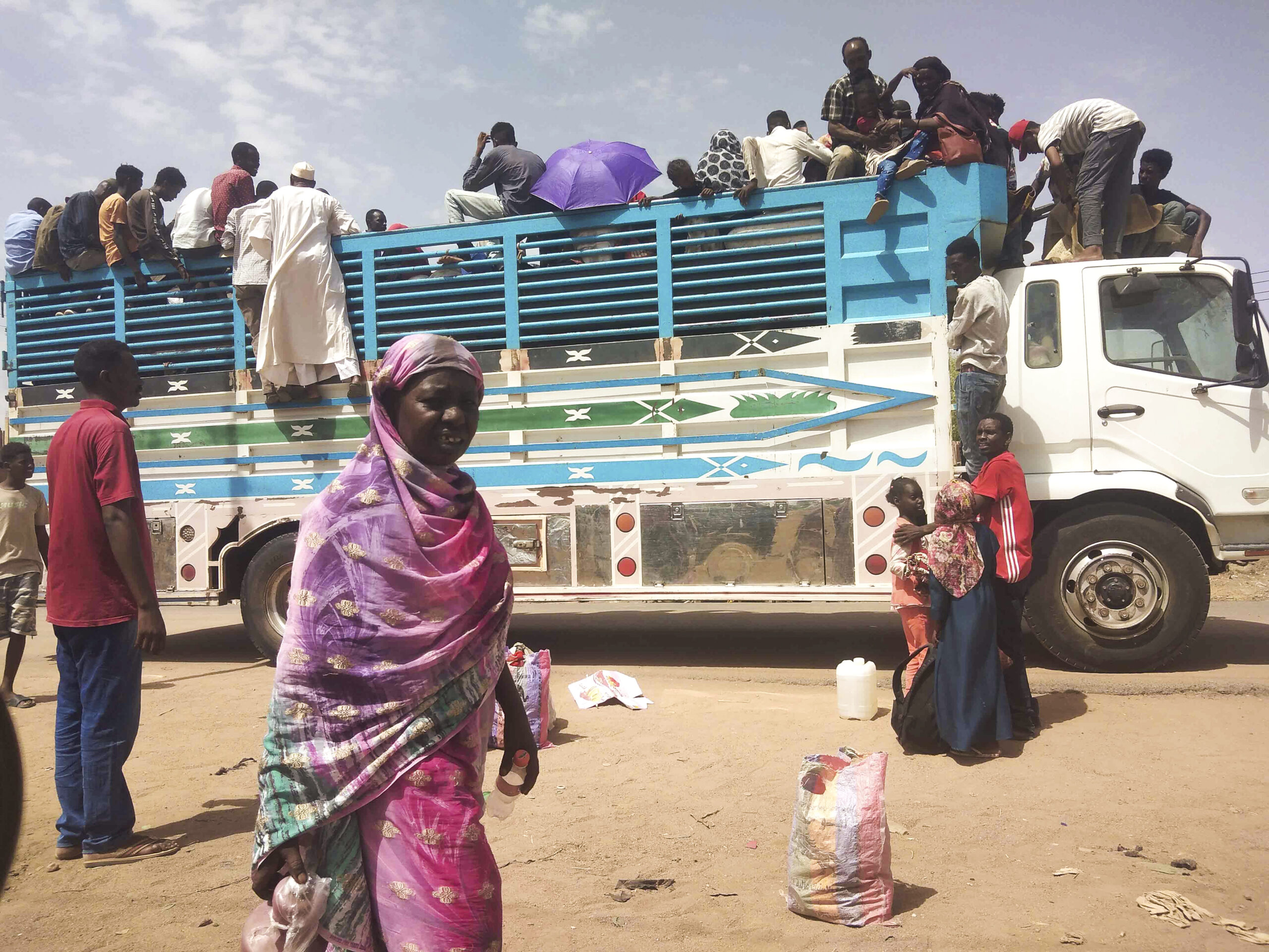 Menschen flüchten wegen des Machtkampfs im Sudan