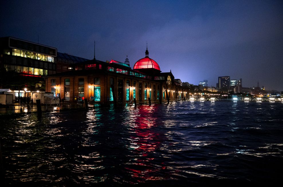 Der Fischmarkt mit der Fischauktionshalle wurde am Montagabend überschwemmt. 