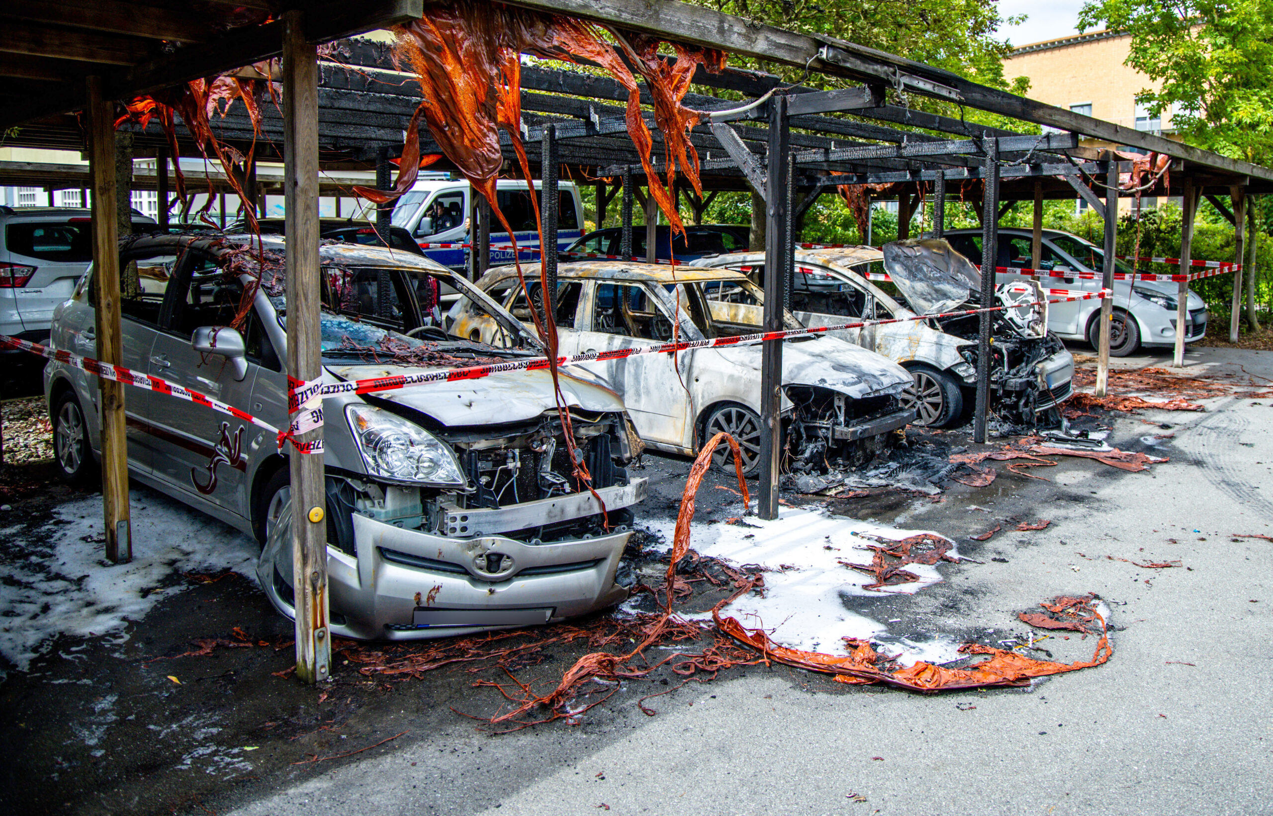 Ausgebrannte Autos nach dem Carport-Brand