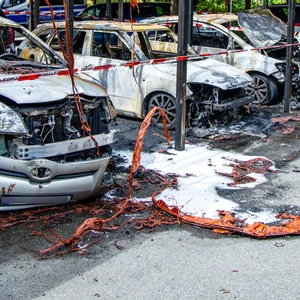 Ausgebrannte Autos nach dem Carport-Brand