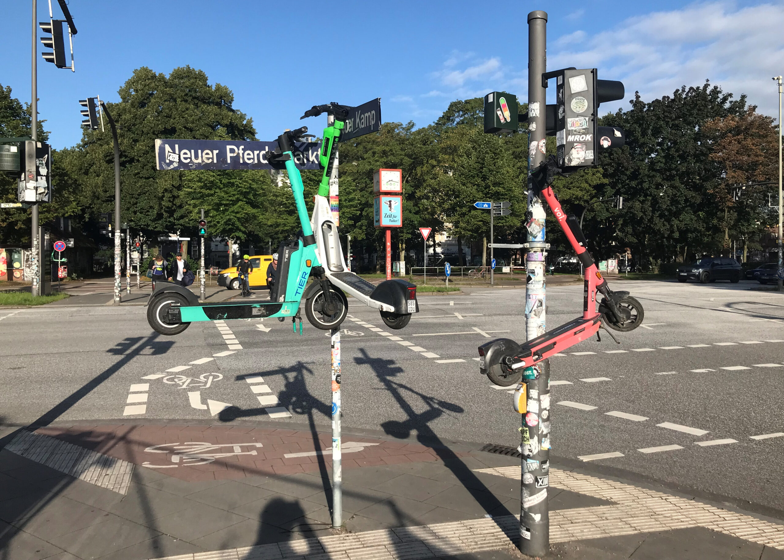Drei E-Scooter hängen an Masten auf St. Pauli.