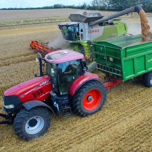 Bei Erntearbeiten in Schleswig-Holstein ist ein Achtjähriger von einem Traktorgespann überrollt worden (Symbolbild).